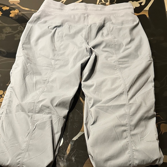Woman’s Lululemon Size 8 Light Gray Jogger Pants - Picture 7 of 8